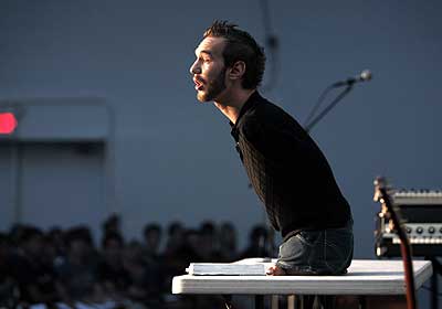 Nick-Vujicic-speaking-with-the-audience